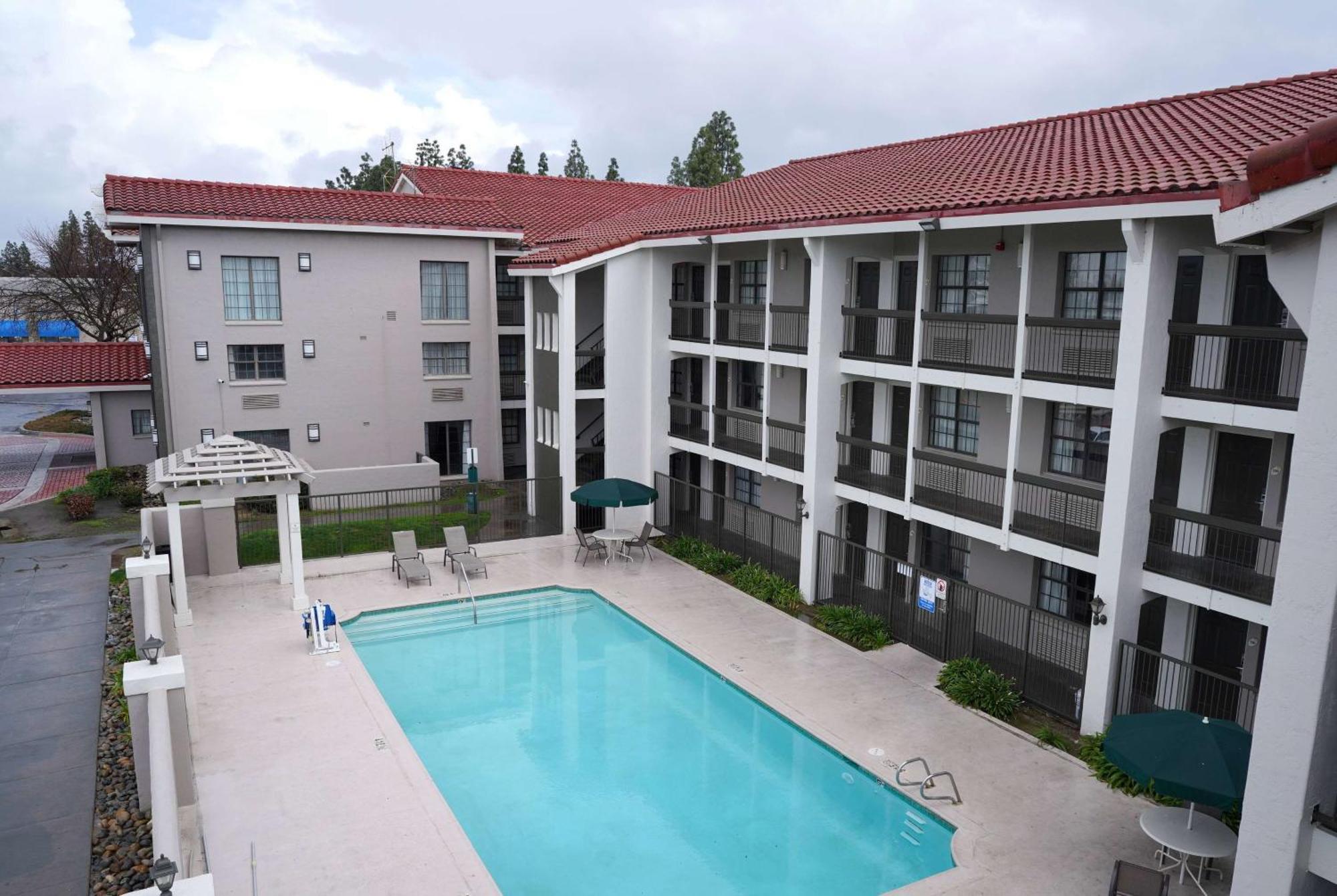 La Quinta Inn By Wyndham Fresno Yosemite Exterior photo